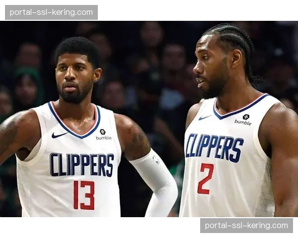 特写瞬间：老将保罗·乔治命中关键罚球后，低头亲吻快船队徽